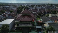 Diketahui masjid ini telah berusia 22 tahun yang merupakan tanah wakaf, usai dibangun dengan konsep dua lantai lahan di sebelahnya belum difungsikan.
