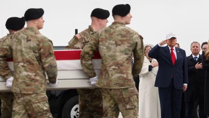 Presiden AS Donald Trump menghadiri seremoni pemulangan jenazah tentara-tentara AS yang tewas akibat serangan Iran di Timur Tengah (dok. Kevin Lamarque/Reuters) 