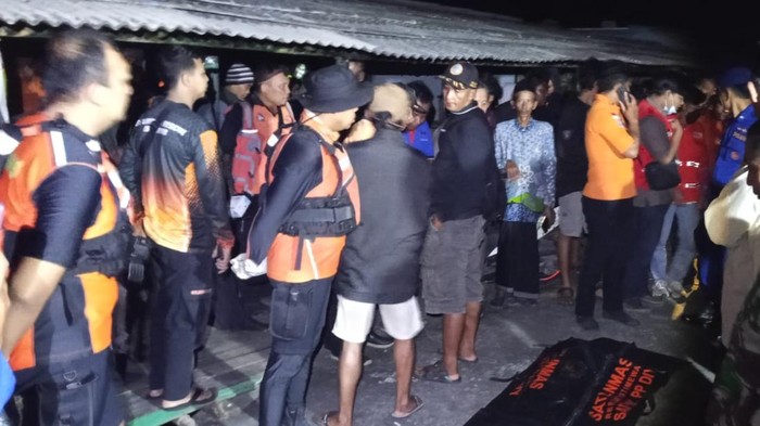 Proses evakuasi bocah tenggelam aaat bermain di muara Sungai Serang, Kulon Progo, pada Minggu (8/3/2026) malam.