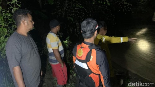 Proses pencarian pemuda hilang terseret banjir di Kupang, NTT, Minggu (8/3/2026).