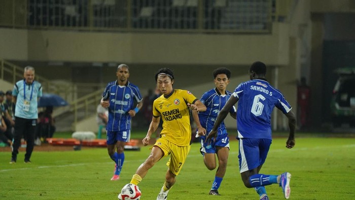 Pertandingan PSBS Biak vs Semen Padang FC