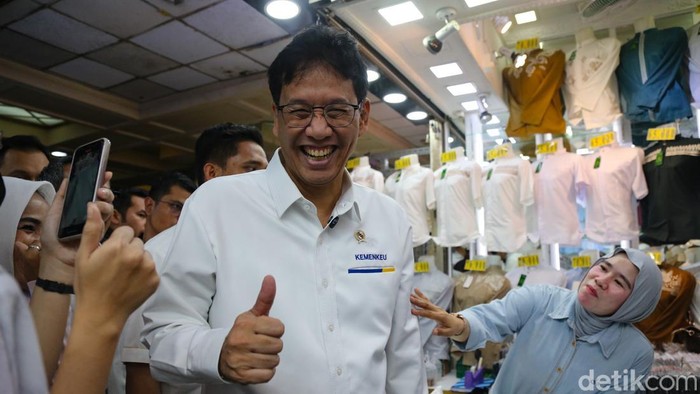 Menkeu Purbaya Yudhi Sadewa mengunjungi Pasar Tanah Abang Blok A, Jakarta. Purbaya juga menjajal busana muslim yang dijual. 

1. Purbaya mengunjungi Pasar Tanah Abang Blok A, Jakarta, Senin (9/3/2026). Dalam kesempatan ini ia mengunjungi sejumlah