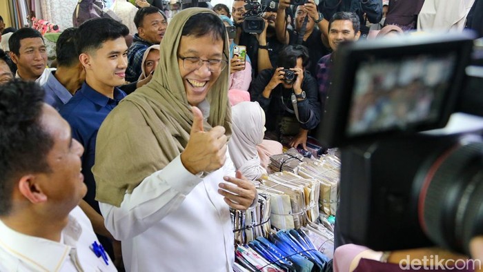 Menkeu Purbaya Yudhi Sadewa mengunjungi Pasar Tanah Abang Blok A, Jakarta. Purbaya juga menjajal busana muslim yang dijual. 