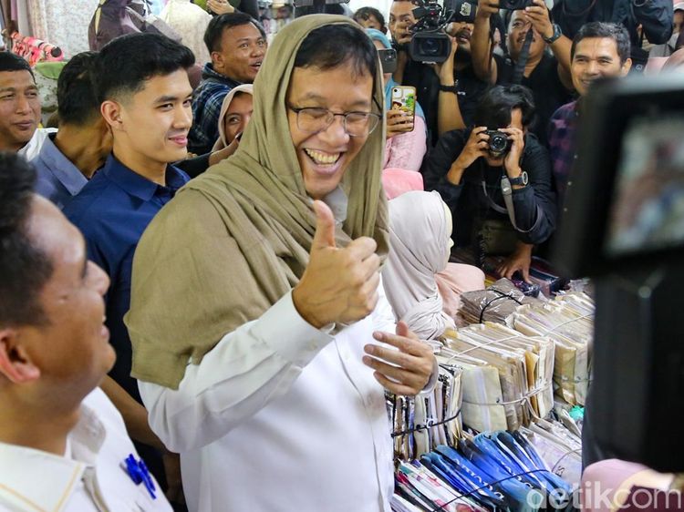Gaya Purbaya Pakai Kerudung saat Sidak Pasar Tanah Abang