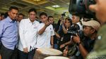 Gaya Purbaya Pakai Kerudung saat Sidak Pasar Tanah Abang