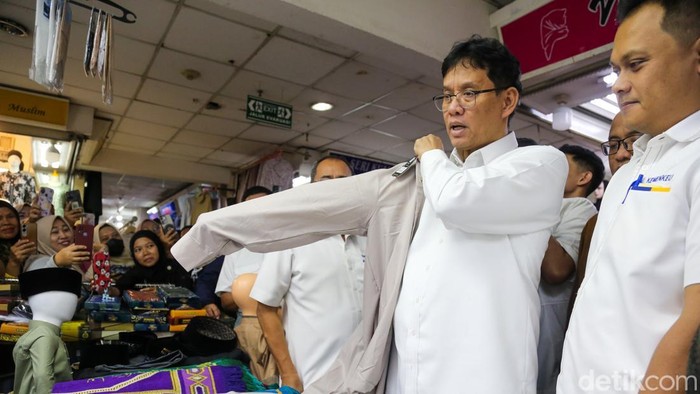 Menkeu Purbaya Yudhi Sadewa mengunjungi Pasar Tanah Abang Blok A, Jakarta. Purbaya juga menjajal busana muslim yang dijual. 


1. Purbaya mengunjungi Pasar Tanah Abang Blok A, Jakarta, Senin (9/3/2026). Dalam kesempatan ini ia mengunjungi sejumlah toko pakaian sambil berbincang dengan pedagang.