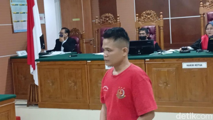 Terdakwa Leo Candra Samosir menjalani sidang putusan di Pengadilan Negeri Batam, Senin (9/3). Juru mudi kapal Sea Dragon itu divonis 15 tahun penjara.