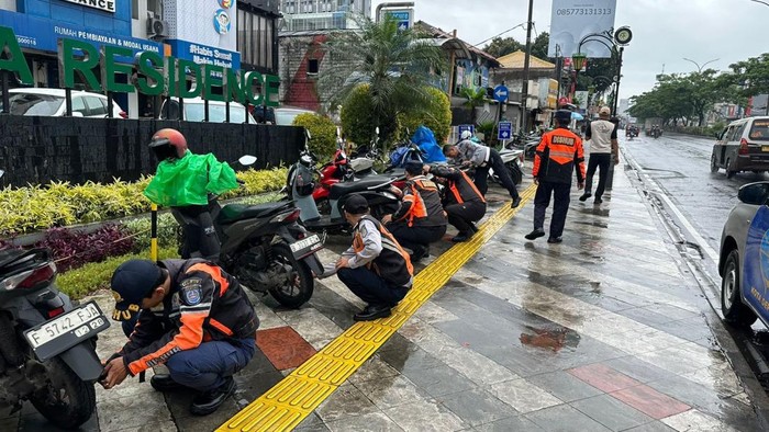 Pemkot Depok Razia Parkir Liar di Margonda, Ban 18 Motor Dikempesin