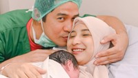 Ricky Perdana juga mengucapkan terima kasih ke Chaca Thakya. Terima kasih utk istriku yg sudah sabar menjaga amanah dr Allah ini. Saya bahagia sudah dapat amanah menjaga, merawat dan mendidik 3 malaikat kecilku ini. Insyaallah akan dijaga sebaik-baiknya, aamiin, tulisnya. (Foto: dok Instagram rickyperdana06)