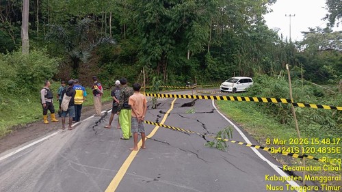 Ruas jalan nasional Ruteng-Reo di Manggarai, NTT, rusak akibat tanah bergeser sejak Sabtu (7/3/2026). (Dok. Polsek Cibalong)