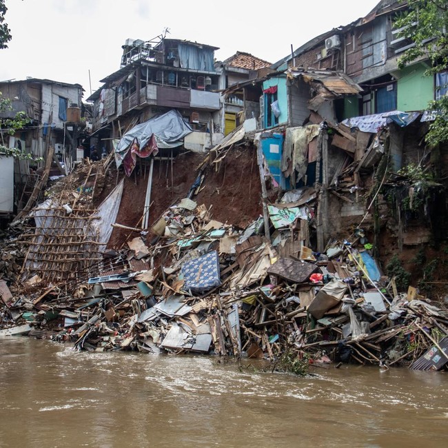 Longsor di Bantaran Sungai Ciliwung, Enam Rumah Warga Amblas