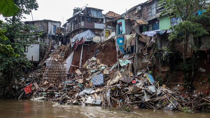 Petugas membuat turap darurat di lokasi longsor di bantaran Sungai Ciliwung, Kebon Baru, Tebet, Jakarta Selatan, Senin (9/3/2026). Sebanyak enam rumah di bantaran Sungai Ciliwung tersebut amblas akibat longsor pada Sabtu (7/3) yang disebabkan intensitas hujan tinggi serta tergerusnya pondasi rumah oleh aliran sungai. ANTARA FOTO/Rakha Raditya Yahya/bay/wsj.