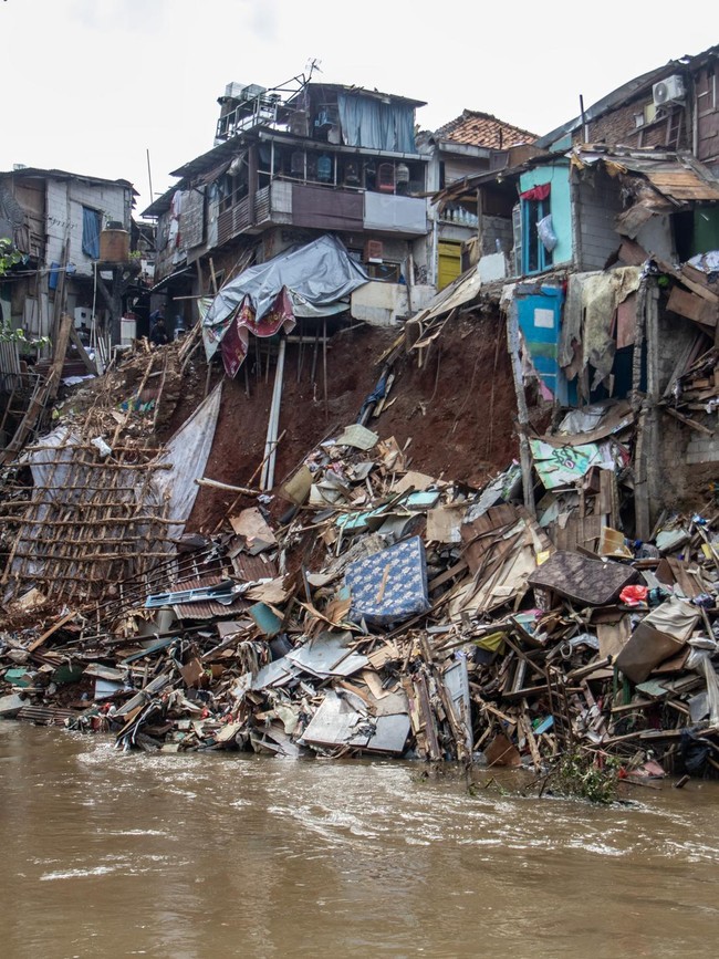 Longsor di Bantaran Sungai Ciliwung, Enam Rumah Warga Amblas