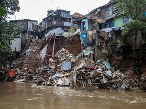 Longsor di Bantaran Sungai Ciliwung, Enam Rumah Warga Amblas