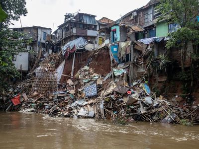 Longsor di Bantaran Sungai Ciliwung, Enam Rumah Warga Amblas