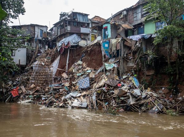 Longsor di Bantaran Sungai Ciliwung, Enam Rumah Warga Amblas