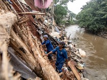 Cegah Amblas Lagi gegara Longsor, Rumah di Bantaran Ciliwung Ditopang Kayu