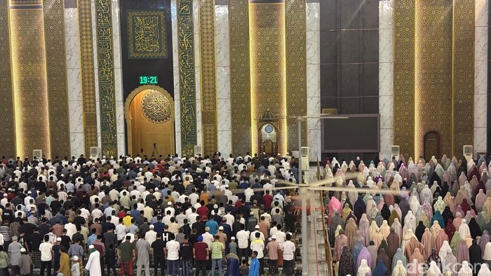 Salat berjamaah di Masjid Al Akbar Surabaya.