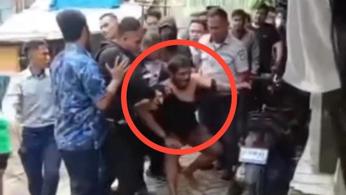 Sejumlah anggota Dishub Makassar menangkap preman yang melakukan penganiayaan.
