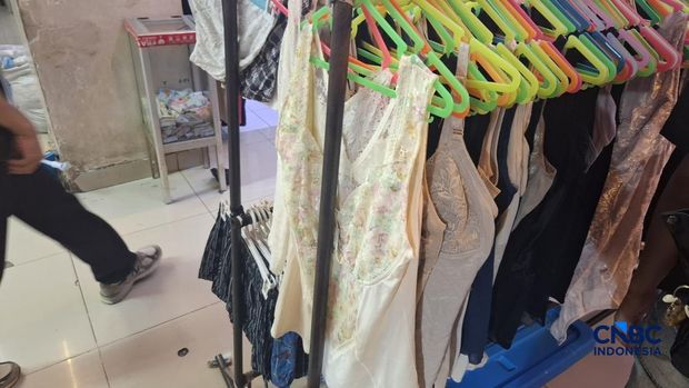 Sejumlah bra dan celana dalam bekas dipajang sejumlah kios di Pasar Senen, Jakarta, Senin (9/3/2026). (CNBC Indonesia/Chandra Dwi Pranata)