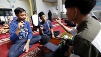 Sejumlah peserta mengikuti pelatihan Al-Qur’an isyarat pada kegiatan Sekolah Ramadan Inklusif di Masjid Al Muqarrabin, Kota Gorontalo, Gorontalo, Jumat (6/3/2026). ANTARAFOTO/Adiwinata Solihin