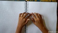 Bagi para siswa tunanetra di sekolah ini, titik-titik Braille bukan sekadar huruf, melainkan jendela untuk memahami ayat suci dan mengenal dunia dengan cara mereka sendiri.