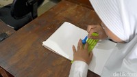 Kondisi keterbatasan guru membuat beberapa siswa dengan kemampuan membaca Al-Qur’an yang berbeda harus belajar dalam satu kelas. Meski demikian, kegiatan mengaji tetap berjalan dengan penuh semangat, terutama selama bulan Ramadan.