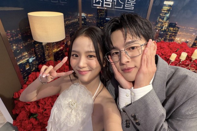 Perkembangan hubungan Jisoo BLACKPINK dan Seo In Guk sejak awal hingga akhir episode diselipkan adegan komedi romantis yang menghibur. Tak sedikit pula penonton yang baper melihat adegan ciuman keduanya. Foto: dok. Instagram @sooyaaa__