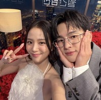 Perkembangan hubungan Jisoo BLACKPINK dan Seo In Guk sejak awal hingga akhir episode diselipkan adegan komedi romantis yang menghibur. Tak sedikit pula penonton yang baper melihat adegan ciuman keduanya. Foto: dok. Instagram @sooyaaa__