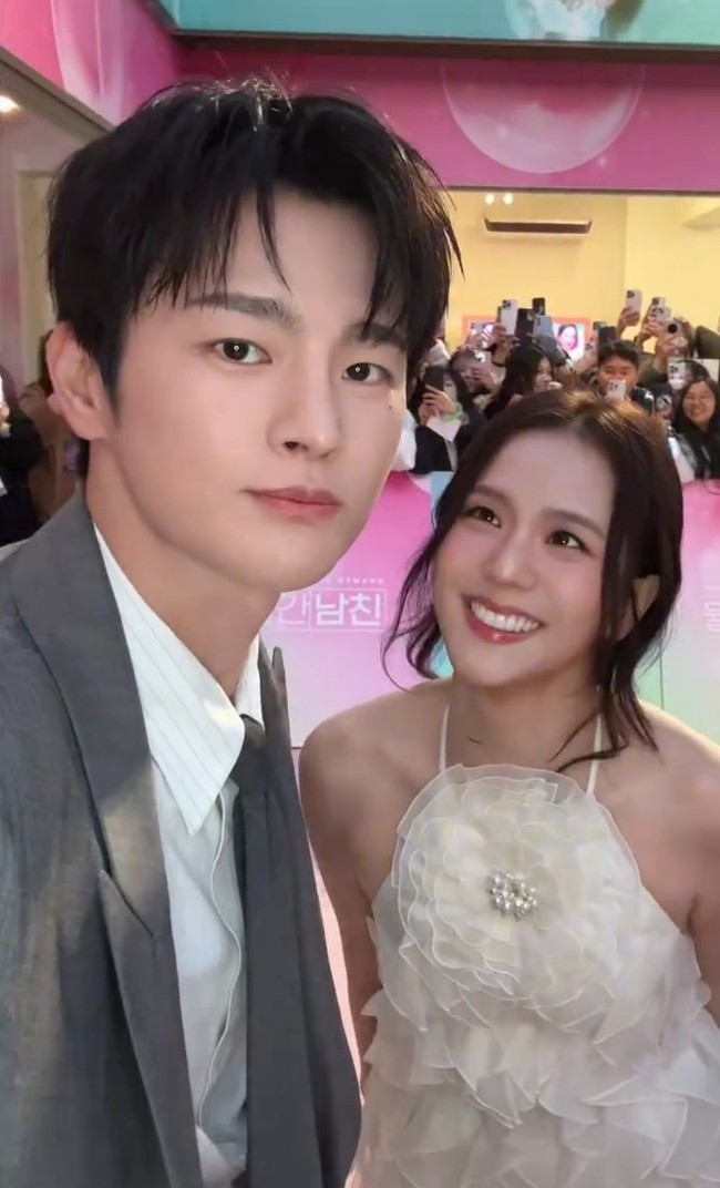 Chemistry mereka sebagai pasangan bahkan masih terlihat selama masa promosi drama Korea Boyfriend on Demand. Banyak penggemar yang salah fokus menyorot tatapan manis Jisoo untuk Seo In Guk saat selfie. Foto: dok. Instagram @sooyaaa__