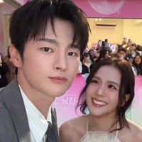 Chemistry mereka sebagai pasangan bahkan masih terlihat selama masa promosi drama Korea Boyfriend on Demand. Banyak penggemar yang salah fokus menyorot tatapan manis Jisoo untuk Seo In Guk saat selfie. Foto: dok. Instagram @sooyaaa__