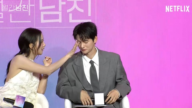 Di acara yang sama, Seo In Guk menuruti permintaan Jisoo BLACKPINK untuk membuka kacamatanya. Diikuti Jisoo membersihkan area mata sang aktor. Perhatian yang diberikannya dianggap tak biasa oleh penggemar. Foto: dok. Instagram @sooyaaa__