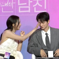 Di acara yang sama, Seo In Guk menuruti permintaan Jisoo BLACKPINK untuk membuka kacamatanya. Diikuti Jisoo membersihkan area mata sang aktor. Perhatian yang diberikannya dianggap tak biasa oleh penggemar. Foto: dok. Instagram @sooyaaa__