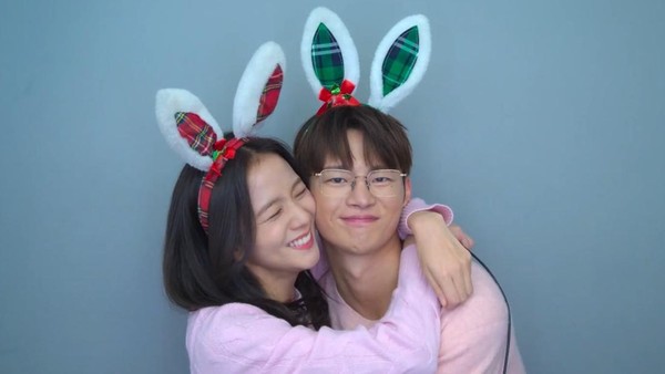 7 Momen Manis Jisoo BLACKPINK & Seo In Guk, Kelewat Gemas Jadi Couple