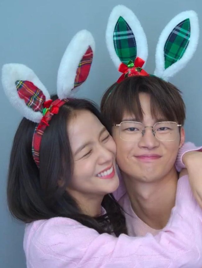 7 Momen Manis Jisoo BLACKPINK & Seo In Guk, Kelewat Gemas Jadi Couple