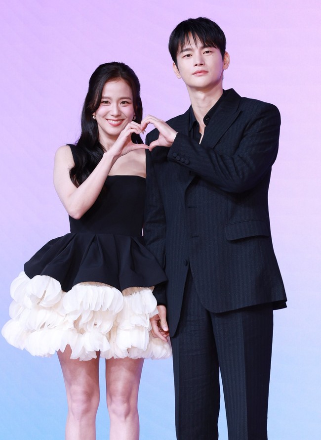 Jisoo BLACKPINK dan Seo In Guk mencuri atensi penggemar dengan kedekatan mereka setelah dipasangkan dalam drama Korea Netflix, Boyfriend on Demand. Foto: dok. Instagram @sooyaaa__