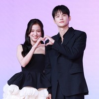 Ciuman dengan Jisoo BLACKPINK, Telinga Seo In Guk Merah Harus Ditutup Makeup