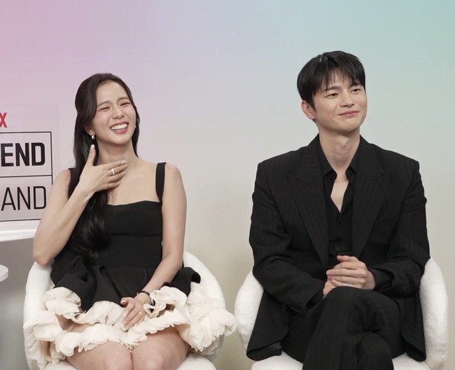 Saat menjalani interview dengan MTV, Jisoo BLACKPINK dan Seo In Guk juga bertukar lelucon seolah punya inside jokes seperti celetukan, “So true bestie.” Foto: dok. Instagram @sooyaaa__