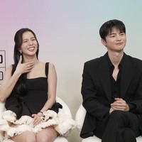 Saat menjalani interview dengan MTV, Jisoo BLACKPINK dan Seo In Guk juga bertukar lelucon seolah punya inside jokes seperti celetukan, “So true bestie.” Foto: dok. Instagram @sooyaaa__