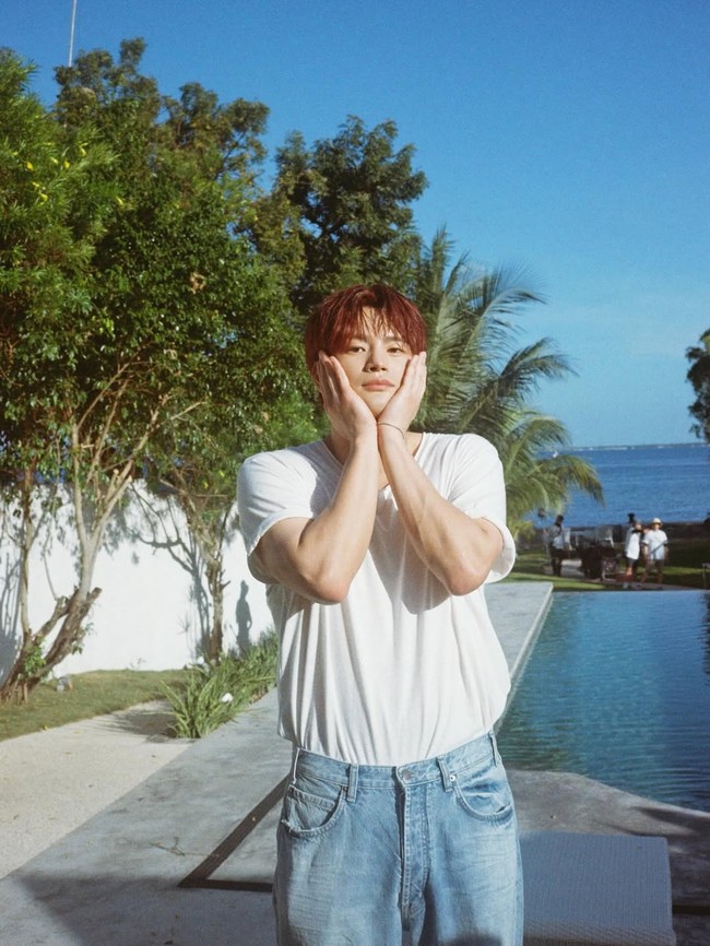 Penggemar semakin heboh lantaran Jisoo BLACKPINK mengunggah foto Seo In Guk sendiri tanpa kehadirannya, lewat postingan terbaru. Ia disebut-sebut sebagai pria pertama yang mendapat perlakuan spesial itu darinya. Foto: dok. Instagram @sooyaaa__