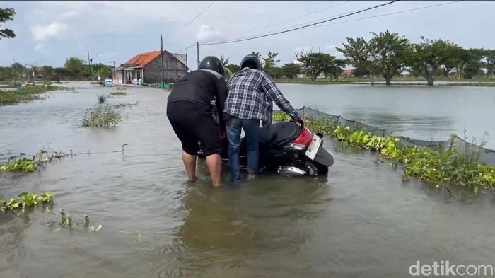 Sepeda motor terpleset gegara jalan licin