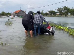 3 Bulan Banjir, Warga Lamongan Pasang Jaring di Jalan Biar Tak Licin