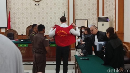 Terdakwa kasus penembakan WNA Australia, Darcy Francesco Jenson saat menjalani sidang vonis di PN Denpasar, Senin (9/3/2026).