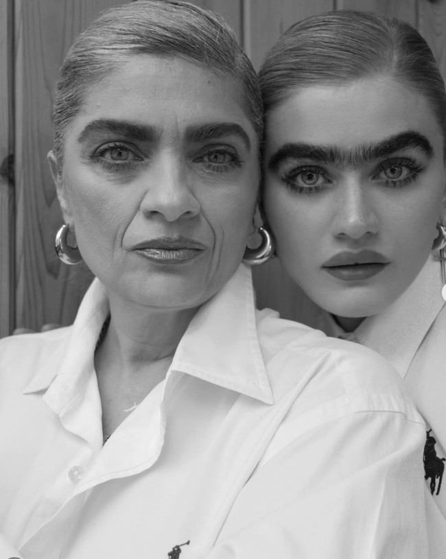 Sophia juga mengatakan bahwa persepsinya tentang kecantikan ideal banyak dipengaruhi oleh ibunya, yang juga memiliki alis alami yang tebal. Foto: dok. Instagram @sophiahadjipanteli