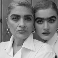 Sophia juga mengatakan bahwa persepsinya tentang kecantikan ideal banyak dipengaruhi oleh ibunya, yang juga memiliki alis alami yang tebal. Foto: dok. Instagram @sophiahadjipanteli