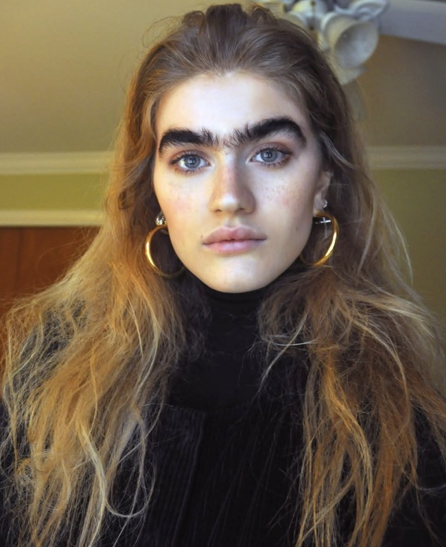 Walaupun komentar pedas kerap muncul di internet, Sophia memilih untuk tetap santai menanggapinya. Menurutnya, penampilan adalah soal preferensi pribadi. “Ini memang tampilan yang aku suka. Dan menurutku hal yang sama berlaku untuk semua hal dalam hidupku. Kalau aku suka tampilannya, ya aku akan melakukannya,” akunya.  Foto: dok. Instagram @sophiahadjipanteli