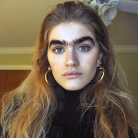 Walaupun komentar pedas kerap muncul di internet, Sophia memilih untuk tetap santai menanggapinya. Menurutnya, penampilan adalah soal preferensi pribadi. “Ini memang tampilan yang aku suka. Dan menurutku hal yang sama berlaku untuk semua hal dalam hidupku. Kalau aku suka tampilannya, ya aku akan melakukannya,” akunya.  Foto: dok. Instagram @sophiahadjipanteli