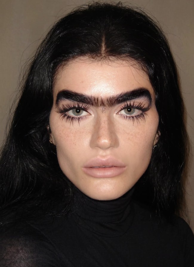 Di balik kontroversi penampilannya, Sophia sebenarnya telah memiliki karier yang cukup gemilang. Ia pernah tampil di berbagai media besar seperti Vogue, Elle, Harpers Bazaar, The New York Times, hingga Vanity Fair. Foto: dok. Instagram @sophiahadjipanteli