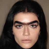 Di balik kontroversi penampilannya, Sophia sebenarnya telah memiliki karier yang cukup gemilang. Ia pernah tampil di berbagai media besar seperti Vogue, Elle, Harpers Bazaar, The New York Times, hingga Vanity Fair. Foto: dok. Instagram @sophiahadjipanteli