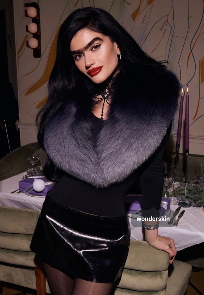 Meski begitu, Sophia kini justru tampil semakin percaya diri. Ia berjalan di catwalk London Fashion Week sambil menunjukkan bahwa penampilannya tidak ditentukan oleh komentar negatif orang lain. Foto: dok. Instagram @sophiahadjipanteli